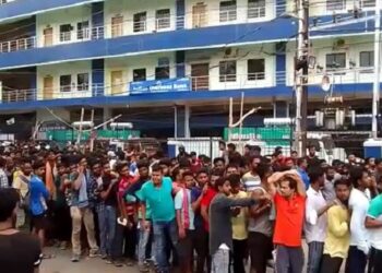 ବାରବାଟୀରେ ଟିକେଟ ପାଇଁ କାଉଣ୍ଟର ଆଗରେ ଦଳାଚକଟା ସ୍ଥିତି, ଭିଡ଼ ନିୟନ୍ତ୍ରଣ ପାଇଁ ଡିସିପି ନାକେଦମ