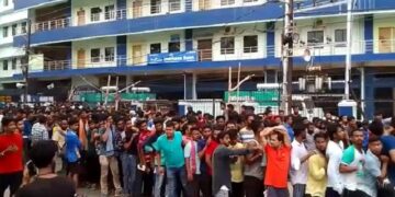 ବାରବାଟୀରେ ଟିକେଟ ପାଇଁ କାଉଣ୍ଟର ଆଗରେ ଦଳାଚକଟା ସ୍ଥିତି, ଭିଡ଼ ନିୟନ୍ତ୍ରଣ ପାଇଁ ଡିସିପି ନାକେଦମ