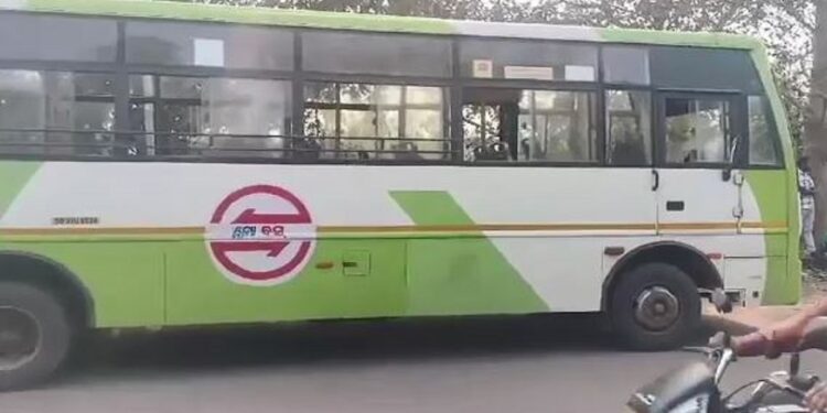 ମୋ ବସରେ ଲାଗିଲା ନିଆଁ, ଭୟଭୀତ ହୋଇ ଝରକା ପଟେ ବାହାରିଲେ ଯାତ୍ରୀ