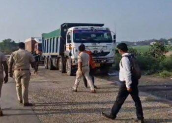 ଆକ୍ସନ ମୁଡରେ ଜଳେଶ୍ବର ତହସିଲଦାର, ପଶ୍ଚିମବଙ୍ଗକୁ ବାଲି ଚାଲାଣ ବେଳେ ଚଢ଼ାଉ