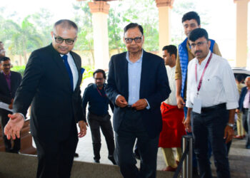 ଭୁବନେଶ୍ୱରରେ ପହଞ୍ଚିଲେ ଷୋଡ଼ଶ ଅର୍ଥ କମିଶନ, ଆଦିବାସୀ କଳାକୃତିରେ ଅଭିଭୂତ