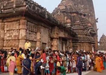 ପ୍ରଭୁ ଲିଙ୍ଗରାଜଙ୍କୁ ଦର୍ଶନ କରିବା ପାଇଁ ଭକ୍ତଙ୍କ ମଧ୍ୟରେ ଠେଲାପେଲା, ଭିଡ ନିୟନ୍ତ୍ରଣ କରିବାକୁ ପୋଲିସ ନାକେଦମ