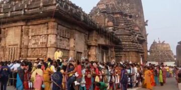 ପ୍ରଭୁ ଲିଙ୍ଗରାଜଙ୍କୁ ଦର୍ଶନ କରିବା ପାଇଁ ଭକ୍ତଙ୍କ ମଧ୍ୟରେ ଠେଲାପେଲା, ଭିଡ ନିୟନ୍ତ୍ରଣ କରିବାକୁ ପୋଲିସ ନାକେଦମ