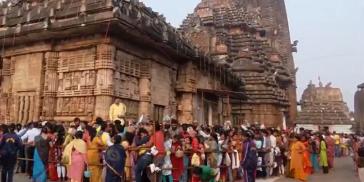 ପ୍ରଭୁ ଲିଙ୍ଗରାଜଙ୍କୁ ଦର୍ଶନ କରିବା ପାଇଁ ଭକ୍ତଙ୍କ ମଧ୍ୟରେ ଠେଲାପେଲା, ଭିଡ ନିୟନ୍ତ୍ରଣ କରିବାକୁ ପୋଲିସ ନାକେଦମ