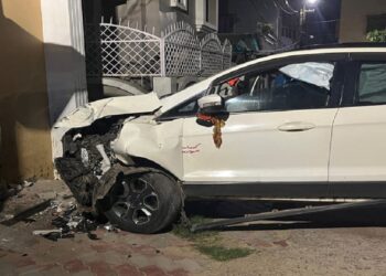 କାନ୍ଥ ଭାଙ୍ଗି ଘରେ ପଶିଗଲା କାର୍
