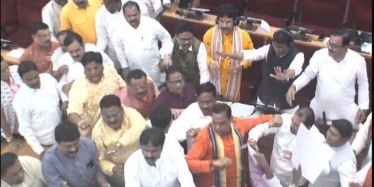 ବିଧାନସଭା ଇତିହାସରେ ବିରଳ, ହାତାହାତି ହେଲେ ଶାସକ ବିରୋଧୀ 