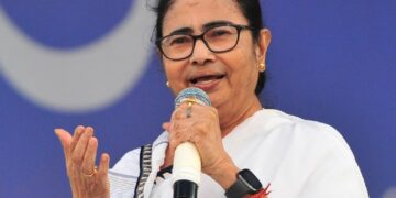 ‘ମମତା ବାନାର୍ଜୀ ପ୍ରଧାନମନ୍ତ୍ରୀ ହେବାକୁ ଚାହୁଁଥିଲେ କିନ୍ତୁ …’: ପଶ୍ଚିମବଙ୍ଗ ସିଏମଙ୍କୁ ଟାର୍ଗେଟ କରି କହିଲା ଶିବସେନା