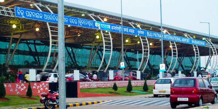 ଭୁବନେଶ୍ୱର ବିମାନ ବନ୍ଦର ଉତ୍ତେଜନା, ୧୨ ଘଣ୍ଟା ପରେ ବି ଗନ୍ତବ୍ୟସ୍ଥଳରେ ପହଞ୍ଚି ପାରିନାହାନ୍ତି ଯାତ୍ରୀ