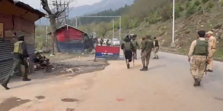 ଜମ୍ମୁ କାଶ୍ମୀରରେ ବଡ ଧରଣର ଆତଙ୍କୀ ହାମଲା, 20 ମୃତ୍ୟୁ ଆଶଙ୍କା, ଗୃହମନ୍ତ୍ରୀ ଶାହଙ୍କ ଜରୁରୀ ଗସ୍ତ