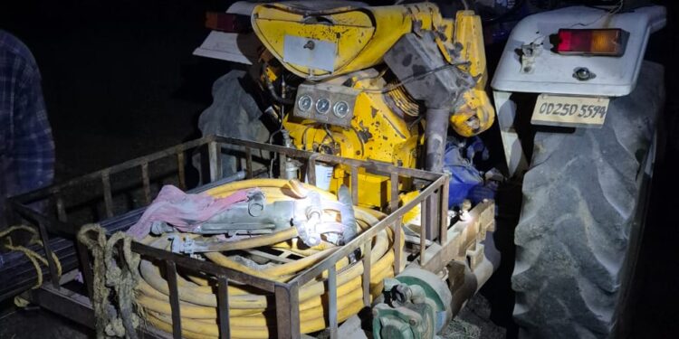 ବିପଦଜନକ ଭାବେ ବେଆଇନ ପଥର ଫୁଟାଇବା ବେଳେ ଓଡ଼ଗାଁ ପୋଲିସ ଦ୍ବାରା କମ୍ପ୍ରେସର ଜବତ ୩ ଗିରଫ