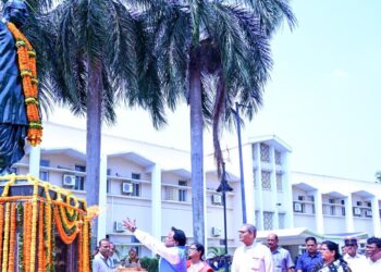 ବିଧାନସଭା ପରିସରରେ ବିଜୁବାବୁଙ୍କ ପ୍ରତିମୂର୍ତ୍ତିରେ ମାଲ୍ୟାର୍ପଣ କଲେ ମୁଖ୍ୟମନ୍ତ୍ରୀ ମୋହନ ମାଝୀ