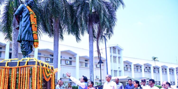 ବିଧାନସଭା ପରିସରରେ ବିଜୁବାବୁଙ୍କ ପ୍ରତିମୂର୍ତ୍ତିରେ ମାଲ୍ୟାର୍ପଣ କଲେ ମୁଖ୍ୟମନ୍ତ୍ରୀ ମୋହନ ମାଝୀ