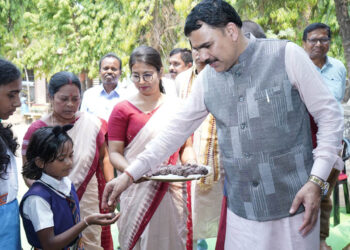 ସ୍କୁଲ ପିଲାଙ୍କୁ ପୋଷଣ ଯୁକ୍ତ ମାଣ୍ଡିଆ ଲଡ଼ୁ ବଣ୍ଟନର ଶୁଭାରମ୍ଭ କଲେ ମନ୍ତ୍ରୀ ନିତ୍ୟାନନ୍ଦ ଗଣ୍ଡ