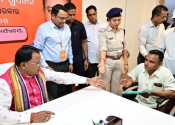 ସମ୍ବଲପୁରରେ ମୁଖ୍ୟମନ୍ତ୍ରୀ, ୧୪୦୦ ଲୋକଙ୍କ ଅଭିଯୋଗର ଶୁଣାଣି, ୧୦ ଜଣ ମନ୍ତ୍ରୀ, ସଚିବ ଓ ଅଫିସର ଉପସ୍ଥିତ
