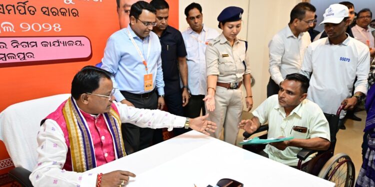 ସମ୍ବଲପୁରରେ ମୁଖ୍ୟମନ୍ତ୍ରୀ, ୧୪୦୦ ଲୋକଙ୍କ ଅଭିଯୋଗର ଶୁଣାଣି, ୧୦ ଜଣ ମନ୍ତ୍ରୀ, ସଚିବ ଓ ଅଫିସର ଉପସ୍ଥିତ