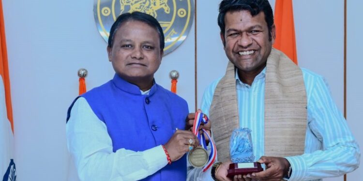 ଅନ୍ତର୍ଜାତୀୟ ଖ୍ୟାତିସମ୍ପନ୍ନ ବାଲୁକାଶିଳ୍ପୀ ସୁଦର୍ଶନ ପଟ୍ଟନାୟକଙ୍କୁ ସମ୍ୱର୍ଦ୍ଧିତ କଲେ ମୁଖ୍ୟମନ୍ତ୍ରୀ