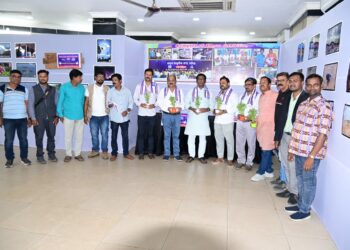‘ବିଶ୍ୱ ପ୍ରେସ ସ୍ୱାଧୀନତା ଦିବସ’ରେ ‘ରାଜ୍ୟସ୍ତରୀୟ ଫଟୋଚିତ୍ର ପ୍ରଦର୍ଶନୀ – ୨୦୨୫ ଉଦଘାଟିତ’; ବିଭିନ୍ନ ଜିଲ୍ଲାରୁ ୩୦ରୁ ଅଧିକ ଫଟୋ ସାମ୍ବାଦିକଙ୍କ ଅଂଶଗ୍ରହଣ