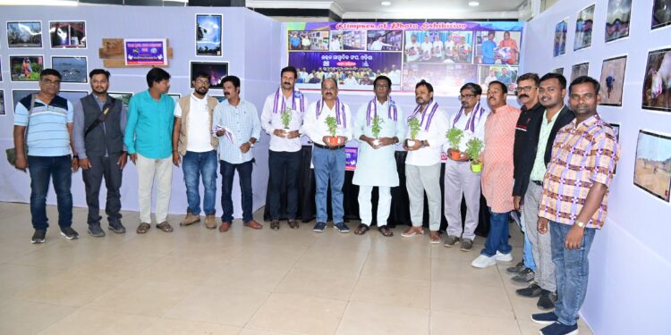 ‘ବିଶ୍ୱ ପ୍ରେସ ସ୍ୱାଧୀନତା ଦିବସ’ରେ ‘ରାଜ୍ୟସ୍ତରୀୟ ଫଟୋଚିତ୍ର ପ୍ରଦର୍ଶନୀ – ୨୦୨୫ ଉଦଘାଟିତ’; ବିଭିନ୍ନ ଜିଲ୍ଲାରୁ ୩୦ରୁ ଅଧିକ ଫଟୋ ସାମ୍ବାଦିକଙ୍କ ଅଂଶଗ୍ରହଣ