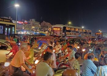 ସାବିତ୍ରୀ ପାଇଁ ପୁରୀ ରେ ଭିଡ ଅସମ୍ଭାଳ; ଟ୍ରାଫିକ ନିୟନ୍ତ୍ରଣରେ ବିଫଳ ପୁରୀ ପୋଲିସ