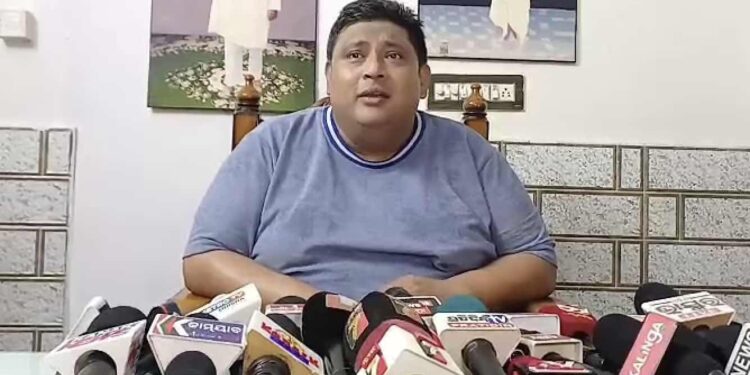 ବିଜେଡିର ପ୍ରାଥମିକ ସଦସ୍ୟ ପଦରୁ ଇସ୍ତଫା ଦେଲେ ପୂର୍ବତନ ମନ୍ତ୍ରୀ ପ୍ରଫୁଲ୍ଲ ସାମଲଙ୍କ ପୁଅ ପ୍ରୟାସକାନ୍ତି, ବିଜେପିରେ ଯୋଗ ଦେବା ନେଇ ବଢିଲା ଚର୍ଚ୍ଚା