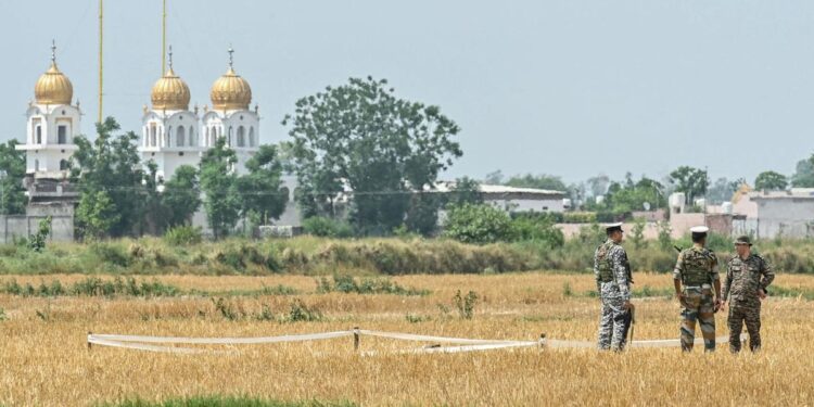 ସୁଧୁରୁନି ପାକିସ୍ତାନ : ଯୁଦ୍ଧ ବିରତି ଘୋଷଣାର ୩ ଘଣ୍ଟା ନ ପୁରୁଣୁ ପୁଣି ଆକ୍ରମଣ, ସେନାକୁ କଡା ପଦକ୍ଷେପ ପାଇଁ ନିର୍ଦ୍ଦେଶ
