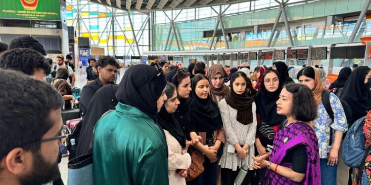 ‘ହିନ୍ଦୁସ୍ଥାନ ଜିନ୍ଦାବାଦ’ ଏବଂ ‘ଭାରତ ମାତା କି ଜୟ’ ଧ୍ୱନିରେ କମ୍ପିଲା ଦିଲ୍ଲୀ ଏୟାରପୋର୍ଟ