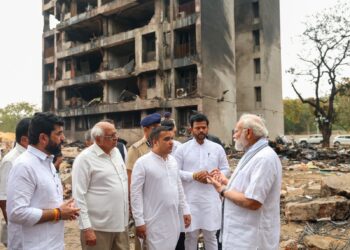 ବିମାନ ଦୁର୍ଘଟଣାସ୍ଥଳକୁ ଯାଇ ସ୍ଥିତି ପରଖିଲେ ପ୍ରଧାନମନ୍ତ୍ରୀ, କହିଲେ- ହଠାତ୍ ଏତେ ଲୋକଙ୍କ ଜୀବନ ଚାଲିଯିବା ଅବର୍ଣ୍ଣନୀୟ’