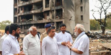 ବିମାନ ଦୁର୍ଘଟଣାସ୍ଥଳକୁ ଯାଇ ସ୍ଥିତି ପରଖିଲେ ପ୍ରଧାନମନ୍ତ୍ରୀ, କହିଲେ- ହଠାତ୍ ଏତେ ଲୋକଙ୍କ ଜୀବନ ଚାଲିଯିବା ଅବର୍ଣ୍ଣନୀୟ’