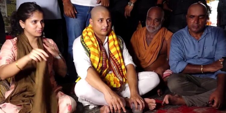 ବାପାଙ୍କ ଅସ୍ଥି ବିସର୍ଜନ କଲେ, ଲଣ୍ଡା ହେଲେ ବାବୁସାନ୍