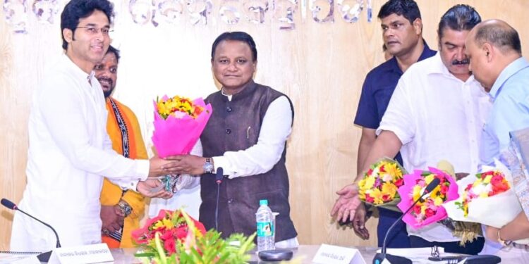 କେନ୍ଦ୍ରାପଡାରେ ବୈଠକ କଲେ ମୁଖ୍ୟମନ୍ତ୍ରୀ, ଯୋଗ ଦେଲେ ପ୍ରତାପ ଦେବ, ଗଣେଶ୍ବର ବେହେରା, ଅରବିନ୍ଦ ମହାପାତ୍ର