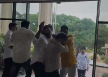 ଜନଶୁଣାଣି ବେଳେ ବିଏମସିର ଅତିରିକ୍ତ କମିଶନରଙ୍କୁ ମାଡ଼, ଦୁର୍ବୃତ୍ତଙ୍କ ଗିରଫ ଦାବିରେ କର୍ମଚାରୀଙ୍କ ଆନ୍ଦୋଳନ