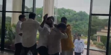 ଜନଶୁଣାଣି ବେଳେ ବିଏମସିର ଅତିରିକ୍ତ କମିଶନରଙ୍କୁ ମାଡ଼, ଦୁର୍ବୃତ୍ତଙ୍କ ଗିରଫ ଦାବିରେ କର୍ମଚାରୀଙ୍କ ଆନ୍ଦୋଳନ