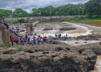 ପୁଣେ : ଭୁଶୁଡିଲା ଇନ୍ଦ୍ରାୟାଣୀ ନଦୀରେ ହୋଇଥିବା ପାଦଚଲା ପୋଲ, ଭାସିଗଲେ ୨୫ ପର୍ଯ୍ୟଟକ, ୬ ମୃତ