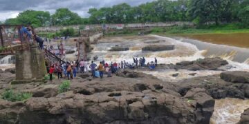 ପୁଣେ : ଭୁଶୁଡିଲା ଇନ୍ଦ୍ରାୟାଣୀ ନଦୀରେ ହୋଇଥିବା ପାଦଚଲା ପୋଲ, ଭାସିଗଲେ ୨୫ ପର୍ଯ୍ୟଟକ, ୬ ମୃତ