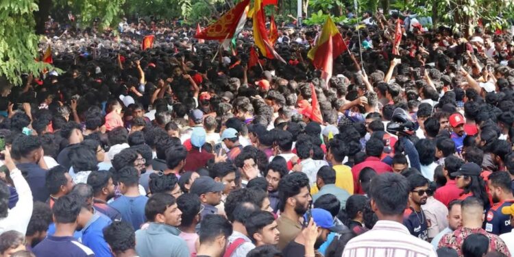 ବେଙ୍ଗାଲୁରୁ ଦଳାଚକଟା ମାମଲା : RCB ମାର୍କେଟିଂ ହେଡ୍ ସମେତ ୪ ଗିରଫ, ମୁମ୍ବାଇ ଫେରାର ହେବାକୁ କରୁଥିଲେ ଚେଷ୍ଟା