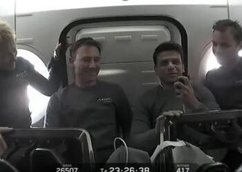 ମହାକାଶରେ ପହଞ୍ଚି ଲାଇଭ ଭିଡିଓ କଲ୍ କଲେ ଶୁଭାଂଶୁ, ଛୋଟ ପିଲା ଭଳି ଚାଲିବା ଶିଖୁଛି ବୋଲି କହିଲେ