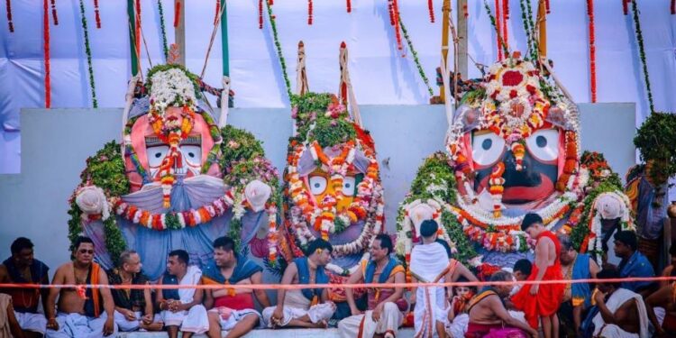 ବର୍ଷକୁ ମାତ୍ର ଥରେ ସୁନାକୂଅ ଜଳରେ ସ୍ନାନ କରନ୍ତି ଚତୁର୍ଦ୍ଧାମୂର୍ତ୍ତି, ଜାଣନ୍ତୁ ଏହି ରହସ୍ୟମୟ କୂପ ବିଷୟରେ…