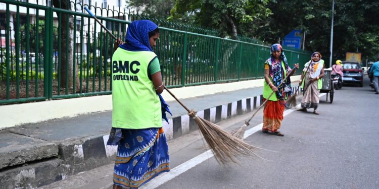 ସଫେଇ କର୍ମଚାରୀଙ୍କ ପାଇଁ ବଡ଼ ଘୋଷଣା କଲେ ମୁଖ୍ୟମନ୍ତ୍ରୀ, ଏଣିକି ମିଳିବ ୧୦ ଲକ୍ଷ ଟଙ୍କାର ଜୀବନବୀମା