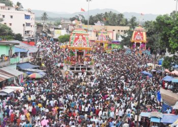 ଦ୍ୱିତୀୟ ଶ୍ରୀକ୍ଷେତ୍ରରେ ଲକ୍ଷାଧିକ ଭକ୍ତ;  ଶ୍ରୀମନ୍ଦିର ନିକଟରେ ପହଚିଂଲା ତାଳଧ୍ୱଜ, ଛେରା ପହଁରା କାରିବାକୁ ଗଲେନି ରାଜା