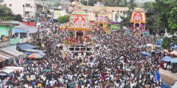 ଦ୍ୱିତୀୟ ଶ୍ରୀକ୍ଷେତ୍ରରେ ଲକ୍ଷାଧିକ ଭକ୍ତ;  ଶ୍ରୀମନ୍ଦିର ନିକଟରେ ପହଚିଂଲା ତାଳଧ୍ୱଜ, ଛେରା ପହଁରା କାରିବାକୁ ଗଲେନି ରାଜା