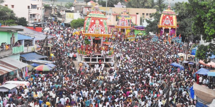 ଦ୍ୱିତୀୟ ଶ୍ରୀକ୍ଷେତ୍ରରେ ଲକ୍ଷାଧିକ ଭକ୍ତ;  ଶ୍ରୀମନ୍ଦିର ନିକଟରେ ପହଚିଂଲା ତାଳଧ୍ୱଜ, ଛେରା ପହଁରା କାରିବାକୁ ଗଲେନି ରାଜା