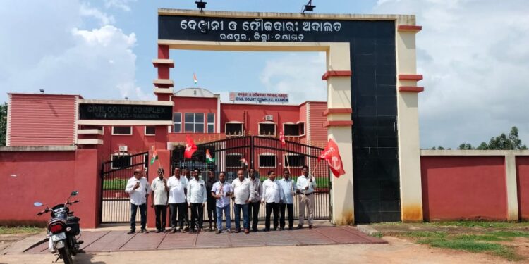 ରଣପୁରରେ ଓଡ଼ିଶା ବନ୍ଦ ଡାକରାର ପ୍ରଭାବ; ଗାଡ଼ି ଚଳାଚଳ ଠପ୍, ଦୋକାନ ବଜାର ବନ୍ଦ; ବ୍ୟାଙ୍କ, ସ୍କୁଲ, କୋର୍ଟ ବନ୍ଦ କଲେ ଆନ୍ଦୋଳନକାରୀ