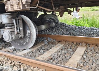  ଶାଲିମାର-ସମ୍ୱଲପୁର ମହିମା ଗୋସାଇଁ ଏକ୍ସପ୍ରେସ୍ ଲାଇନଚ୍ୟୁତ, ସମସ୍ତ ଯାତ୍ରୀ ସୁରକ୍ଷିତ