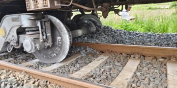  ଶାଲିମାର-ସମ୍ୱଲପୁର ମହିମା ଗୋସାଇଁ ଏକ୍ସପ୍ରେସ୍ ଲାଇନଚ୍ୟୁତ, ସମସ୍ତ ଯାତ୍ରୀ ସୁରକ୍ଷିତ