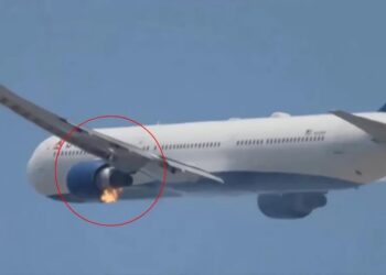 ଉଡ଼ାଣ ଭରିବା ମାତ୍ରେ ବୋଇଂ ବିମାନର ଇଞ୍ଜିନରେ ଲାଗିଗଲା ନିଆଁ
