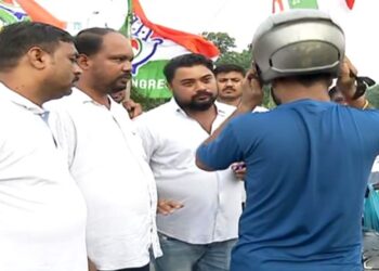 ୧୨ ଘଣ୍ଟିଆ ଓଡିଶା ବନ୍ଦ: ଭୁବନେଶ୍ୱରର ପ୍ରମୁଖ ଛକରେ କଂଗ୍ରେସର ପିକେଟିଂ, ଟାୟାର ଜାଳି ରାସ୍ତା ରୋକ