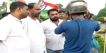 ୧୨ ଘଣ୍ଟିଆ ଓଡିଶା ବନ୍ଦ: ଭୁବନେଶ୍ୱରର ପ୍ରମୁଖ ଛକରେ କଂଗ୍ରେସର ପିକେଟିଂ, ଟାୟାର ଜାଳି ରାସ୍ତା ରୋକ