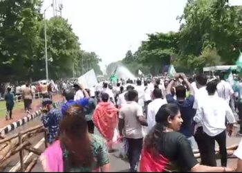 ଲୋୟର ପିଏମଜିରେ ବ୍ୟାରିକେଟ ଭାଙ୍ଗିଲେ ବିଜେଡି କର୍ମୀ, ପାଣି ପରେ ଟିୟର ଗ୍ୟାସ ମାଡ଼ କଲା ପୋଲିସ