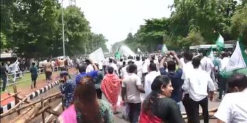 ଲୋୟର ପିଏମଜିରେ ବ୍ୟାରିକେଟ ଭାଙ୍ଗିଲେ ବିଜେଡି କର୍ମୀ, ପାଣି ପରେ ଟିୟର ଗ୍ୟାସ ମାଡ଼ କଲା ପୋଲିସ