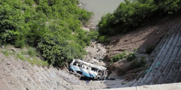 ପାକିସ୍ତାନରେ ଖାଲକୁ ଖସିଲା ଯାତ୍ରୀବାହୀ ବସ୍, ଘଟଣା ସ୍ଥଳରେ ୭ ମୃତ